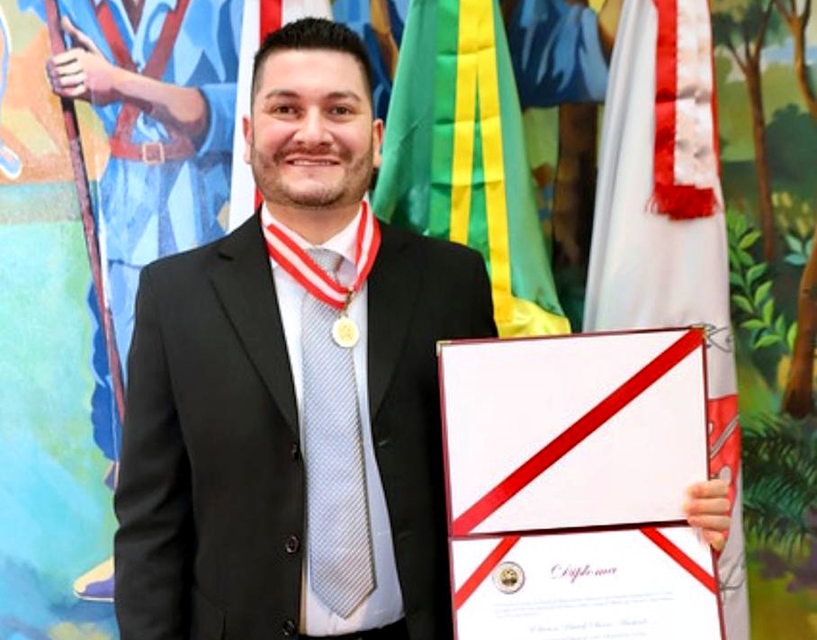 Patrick Machado, ouvidor do Tribunal de Contas do Estado do Paraná (TCE-PR), com o Colar do Mérito José Maria de Alkmim, concedido pelo Tribunal de Contas do Estado de Minas Gerais (TCE-MG). Foto: Divulgação/TCE-MG