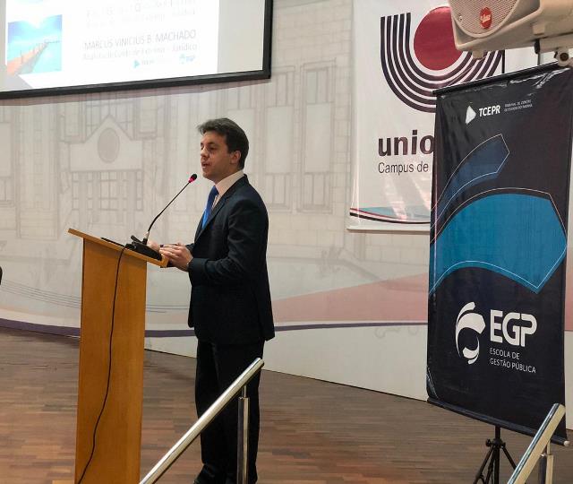 O analista de controle Marcus Vinicius Machado ministra curso do TCE-PR sobre compra e gestão de medicamentos, em Foz do Iguaçu. Foto: Divulgação/TCE-PR