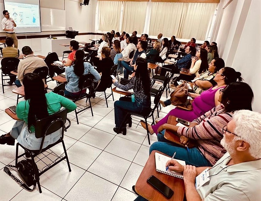O auditor de controle externo Eduardo Schnorr ministra oficina de políticas públicas na área da Assistência Social, em Umuarama. Foto: Marcelo Lancia/Divulgação TCE-PR