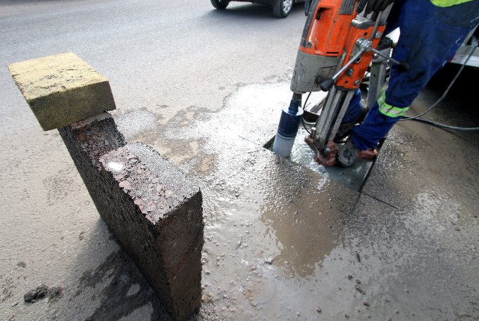 Coleta de amostra de obra de asfalto em Curitiba para análise em laboratório, em trabalho realizado pelo TCE-PR neste ano. Foto: Wagner Araújo/Divulgação TCE-PR