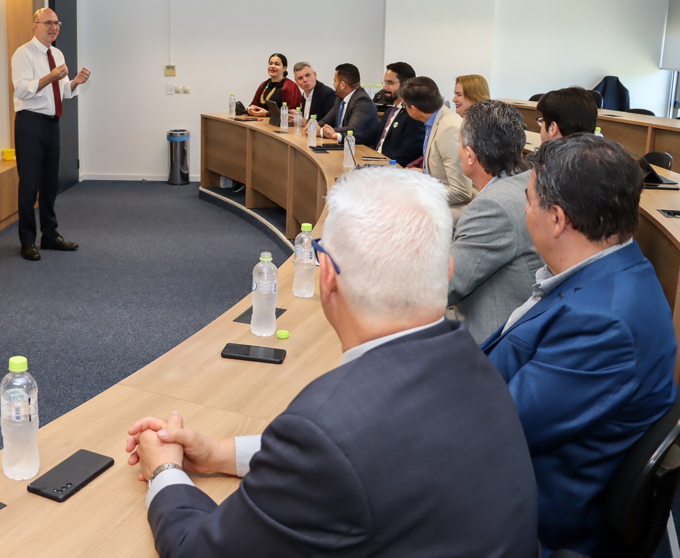 Reunião de trabalho dos participantes do Acordo de Assistência Técnica firmado entre o Instituto Rui Barbosa (IRB) e a Agência de Comércio e Desenvolvimento dos Estados Unidos (USTDA), realizada no auditório do TCE-PR, em Curitiba.  Foto: Fabiano Contador/TCE-PR
