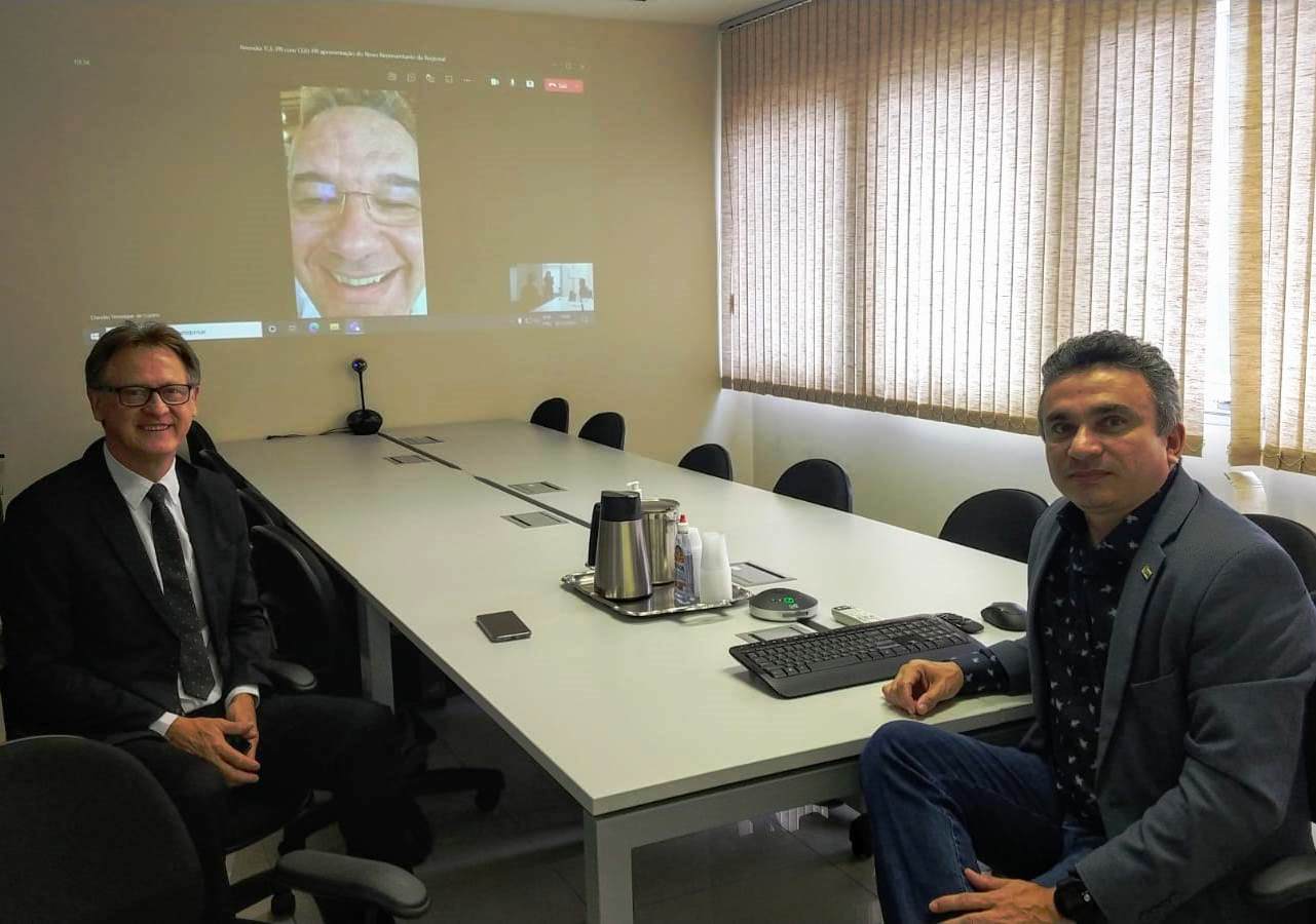 Carlos Alberto Rambo (à esquerda), novo superintendente da Controladoria-Geral da União no Paraná, que substituirá José William Gomes da Silva (direita). Na tela, o coordenador-geral de Fiscalização do TCE-PR, Cláudio Henrique de Castro. Foto: Divulgação