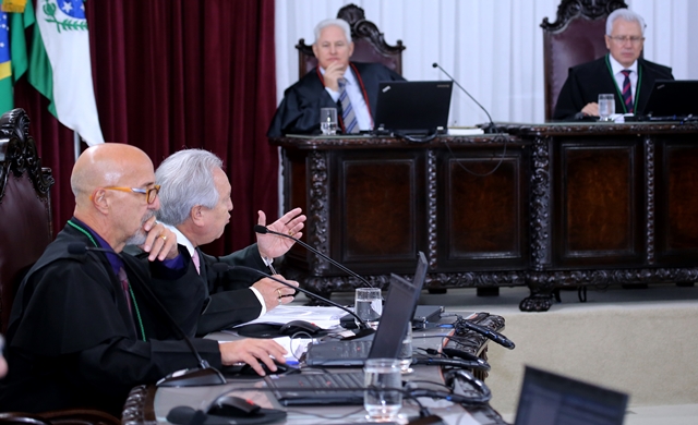 O conselheiro Nestor Baptista relata processo em sessão do Pleno do TCE-PR, presidida pelo conselheiro Durval Amaral e com participação do auditor do Ministério Público de Contas Gabriel Guy Léger. Foto: Wagner Araújo/Divulgação TCE-PR