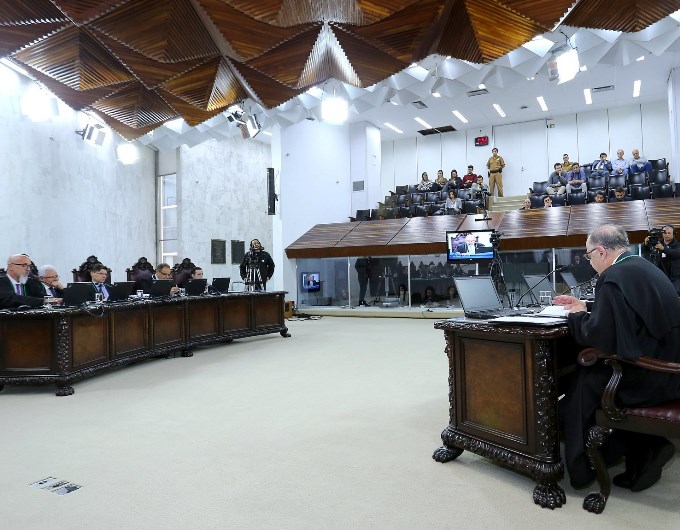 O conselheiro Artagão de Mattos Leão apresenta seu relatório em sessão do Tribunal Pleno que votou o parecer do TCE-PR sobre as contas dos governadores do Paraná em 2018: Beto Richa e Cida Borghetti. Foto: Wagner Araújo/Divulgação TCE-PR