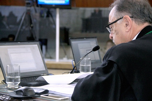 O conselheiro Artagão de Mattos Leão relata processo em sessão deliberativa do TCE-PR.  Foto: Wagner Araújo/Divulgação TCE-PR