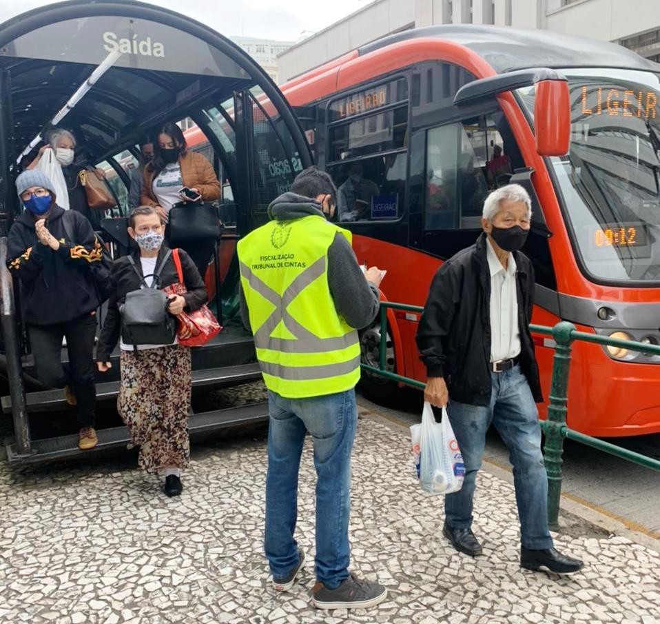 Servidor do TCE-PR realiza inspeção no sistema de transporte coletivo de Curitiba durante a pandemia da Covid-19, para aferir o cumprimento das regras de limite na ocupação dos ônibus. Foto: Divulgação TCE-PR