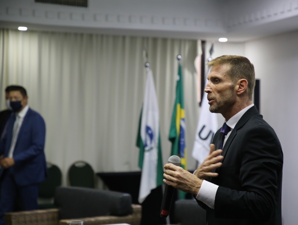 O presidente do TCE-PR, conselheiro Fabio Camargo, fala aos participantes do 8º Congresso de União e Fortalecimento da Vereança, realizado em Curitiba. Foto: Dilton Leandro Vaz/Divulgação TCE-PR