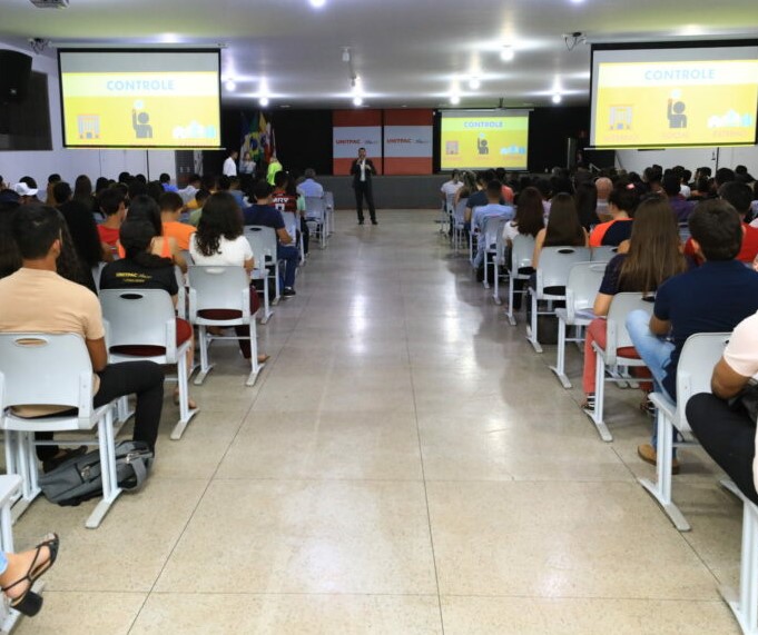 O ouvidor do TCE-PR, Patrick Machado, ministra palestra a alunos do Centro Universitário Tocantinense Presidente Antônio Carlos (Unitpac), de Araguaína. Foto: TCE-TO/Divulgação