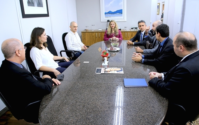 Visitantes do TCE-SC, que vieram a Curitiba conhecer o sistema de jurisprudência do TCE-PR, são recebidos pela diretora-geral, Luciane Gonçalves Franco. Foto: Wagner Araújo/Divulgação TCE-PR