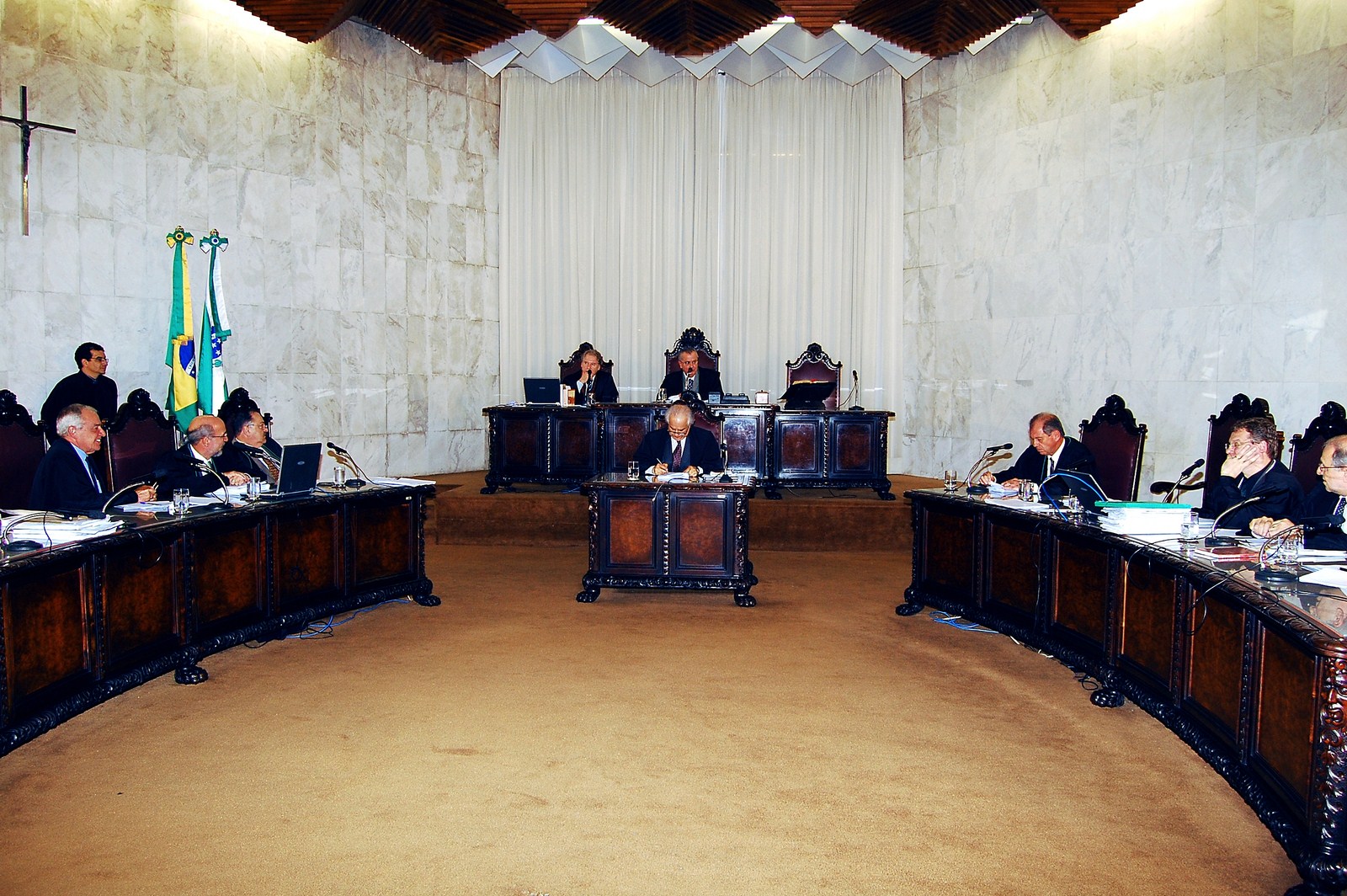 Câmaras Municipais não devem contratar pesquisas, orienta Tribunal de Contas