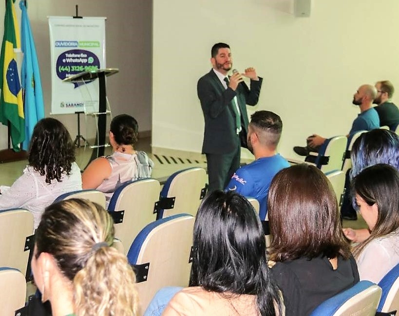O ouvidor do TCE-PR, Patrick Machado, ministra palestra a gestores e servidores municipais de Sarandi (Norte do Estado). Foto: Divulgação