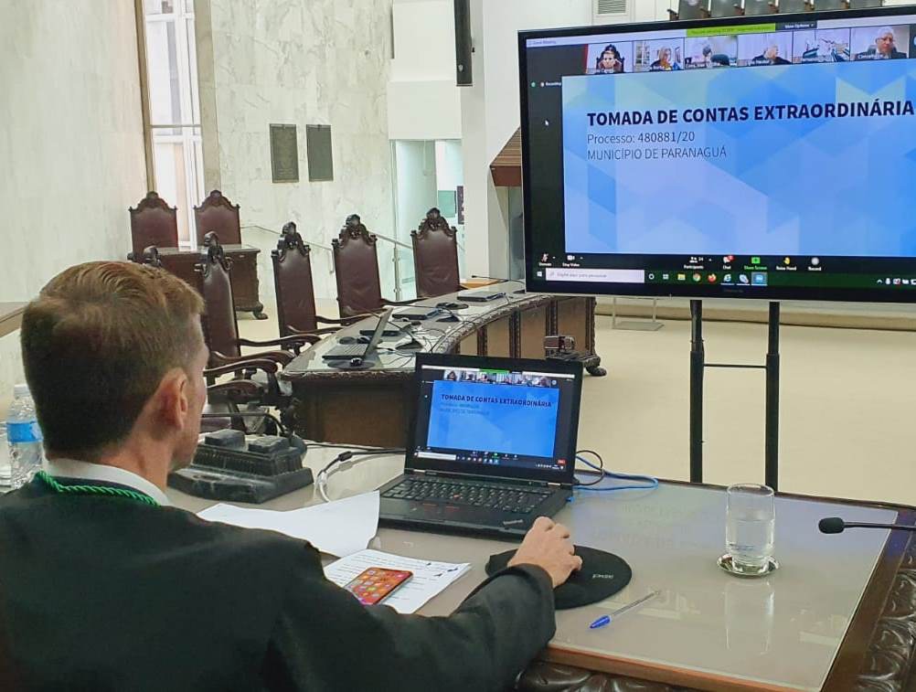 Do Plenário do TCE-PR, conselheiro Fabio Camargo preside sessão do Tribunal Pleno, realizada por videoconferência. Demais conselheiros, auditores e a procuradora-geral do Ministério Público de Contas, Valéria Borba, participam da sessão por meio de conexão remota. Foto: Dilton Leandro Vaz/Divulgação TCE-PR