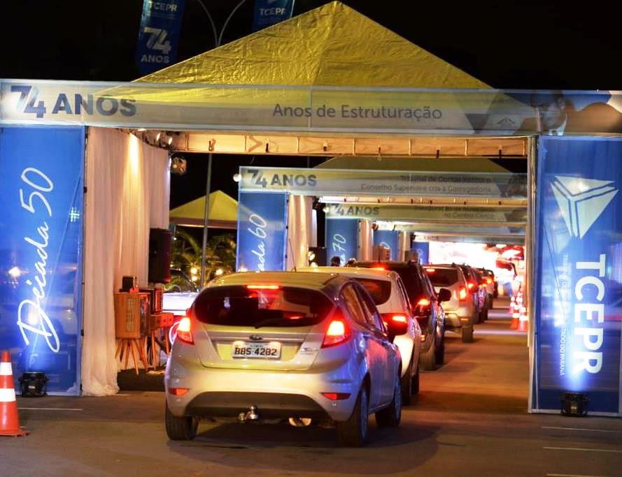 Movimento da primeira noite da exposição comemorativa aos 74 anos do TCE-PR, que recebeu aproximadamente mil pessoas, em 400 veículos. Foto: Marco Charneski/Divulgação TCE-PR