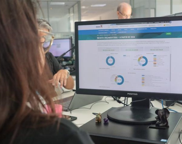 Servidores da Companhia de Tecnologia da Informação e Comunicação do Paraná (Celepar), durante o trabalho na sede dessa sociedade de economia mista de capital fechado, em Curitiba. Foto: Agência Estadual de Notícias/Divulgação