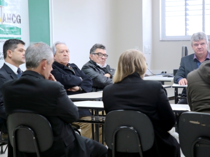 Acompanhado do coordenador-geral de Fiscalização, Rafael Ayres, o presidente do TCE-PR, conselheiro Nestor Baptista, participa de reunião com os prefeitos da Associação dos Municípios dos Campos Gerais (AMCG). Foto: Wagner Araújo/Divulgação TCE-PR