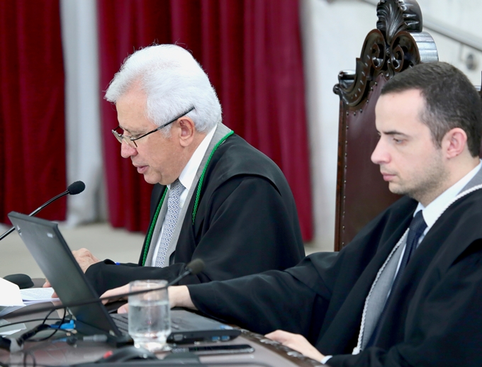 Ao lado do auditor Tiago Pedroso, o conselheiro Durval Amaral relata processo em sessão da Primeira Câmara do TCE-PR, presidida pelo conselheiro Fabio Camargo. Foto: Wagner Araújo/Divulgação TCE-PR