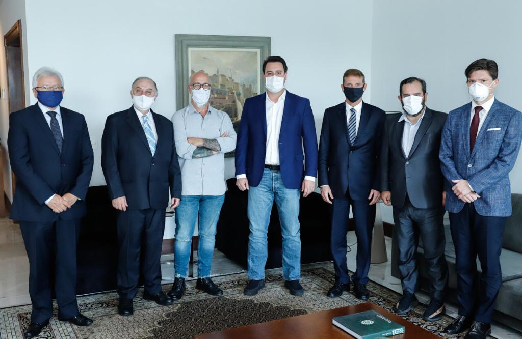 O governador Ratinho Júnior (ao centro), na reunião com conselheiros do Tribunal de Contas do Estado do Paraná (TCE-PR). Foto: Divulgação