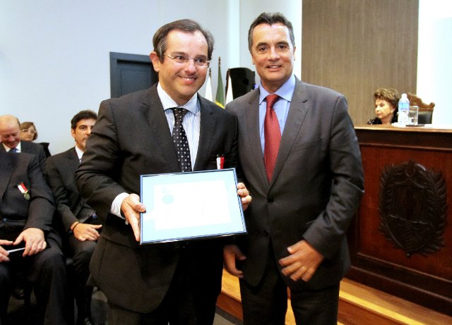O conselheiro do TCE-PR Ivan Bonilha recebe a Medalha do Mérito Judiciário Desembargador Antônio Franco Ferreira da Costa, entregue pela Amapar. Foto: Wagner Araújo/Divulgação TCE-PR