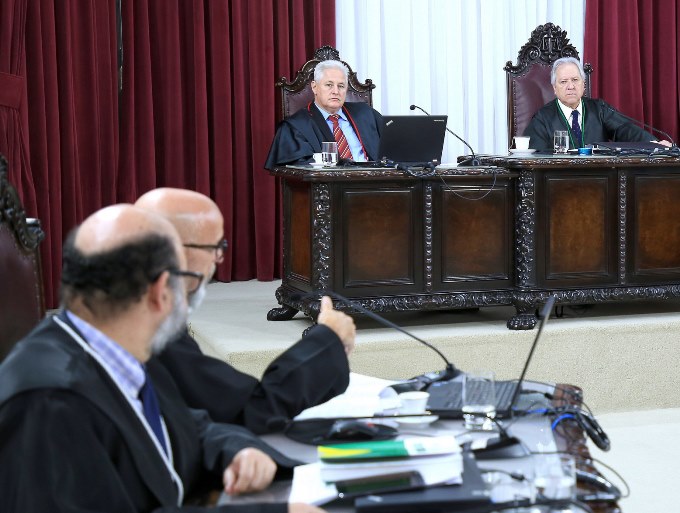 O conselheiro Fernando Guimarães relata processo na Primeira Câmara do TCE-PR, presidida pelo conselheiro Nestor Baptista. Foto: Wagner Araújo/Divulgação TCE-PR