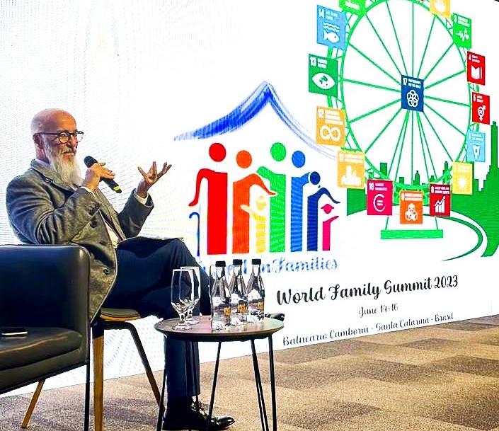 O presidente do TCE-PR, conselheiro Fernando Guimarães, em palestra na Cúpula Mundial da Família 2023, promovida pela Organização Mundial da Família e realizada em Balneário Camboriú (SC). Foto: Divulgação TCE-PR