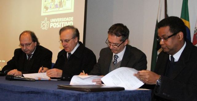 A assinatura do convênio, no dia 10 de agosto. Foto: Ministério Público do Paraná/Divulgação