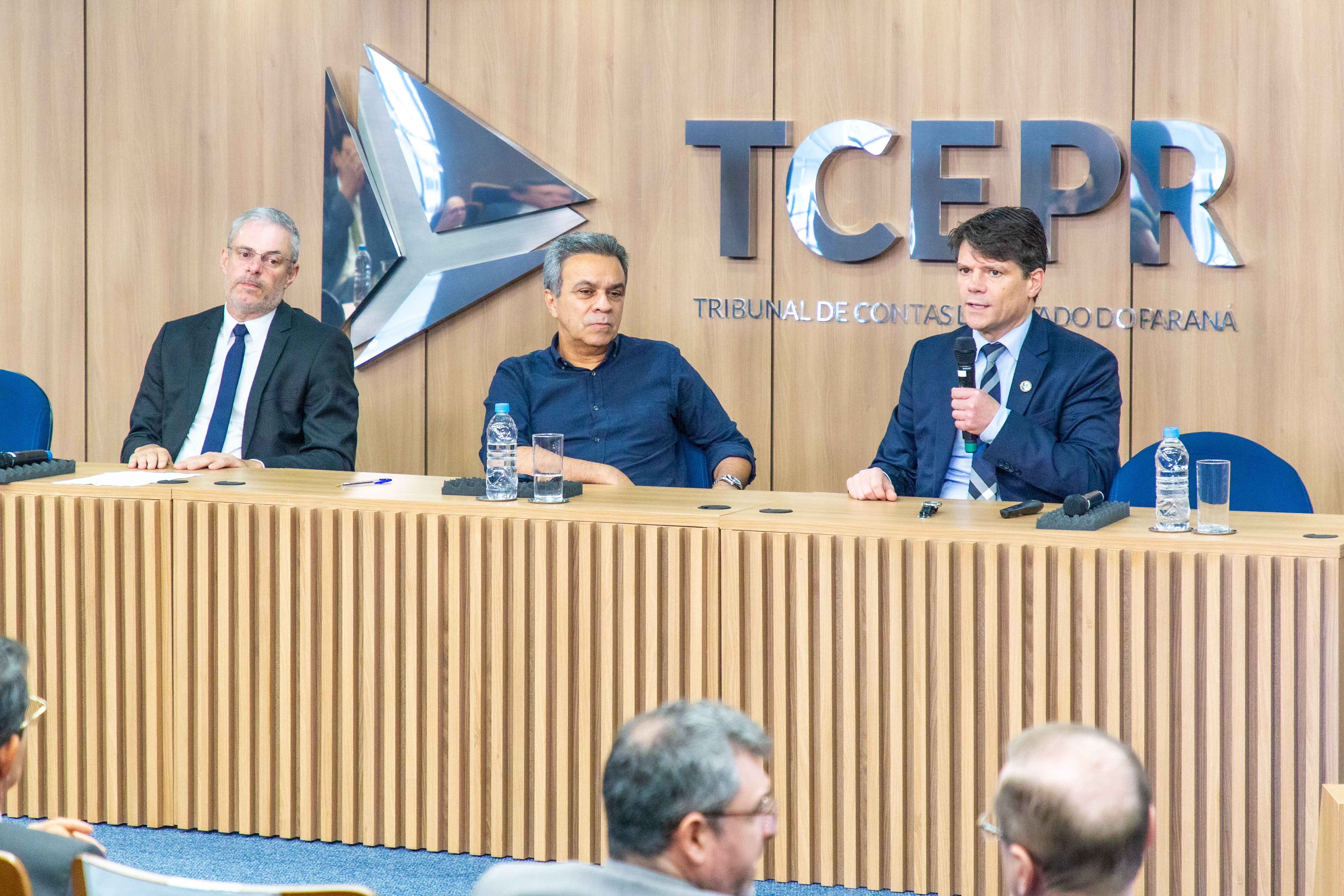 O presidente do TCE-PR, conselheiro Ivens Linhares, com o presidente da Atricon, conselheiro Edilson Silva (TCE-RO)