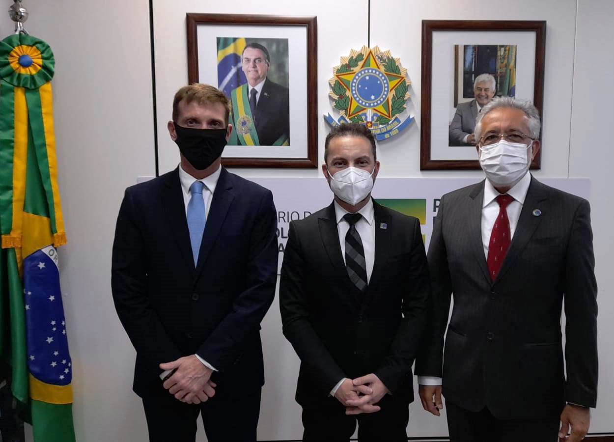O presidente do TCE-PR, conselheiro Fabio Camargo, com o ministro interino de Ciência, Tecnologia e Inovações, Marcelo Marcos Morales, e o assessor da Subsecretaria de Unidades Vinculadas da pasta, Jorge Martins Barbosa. Foto: Divulgação