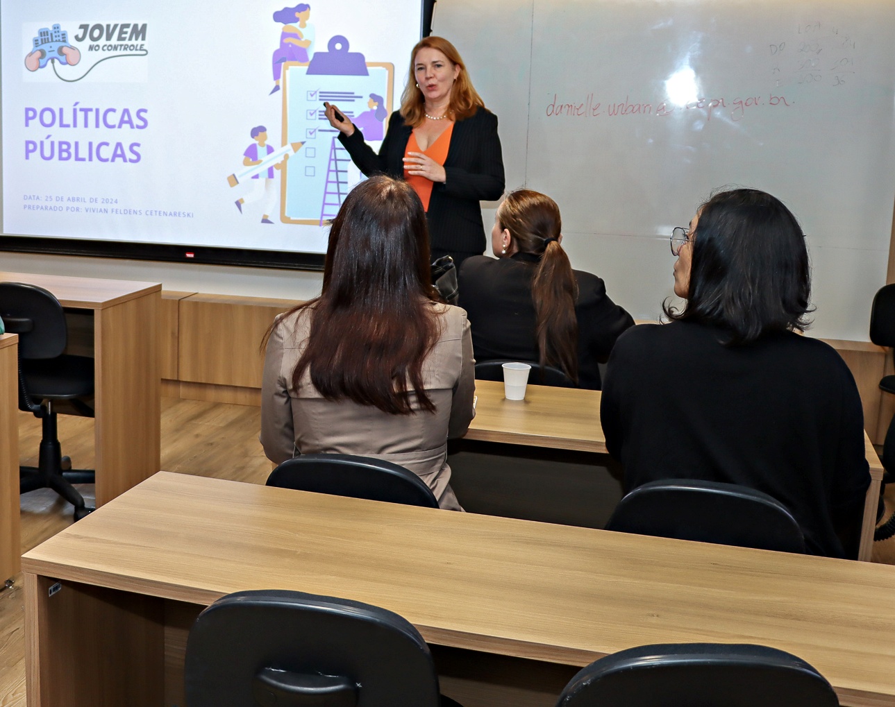 A diretora da Escola de Gestão Pública do TCE-PR, Vivian Feldens Cetenareski, ministra palestra para coordenadores da Seed-PR, em capacitação do Programa Jovem no Controle. Foto: Fabiano Contador/TCE-PR
