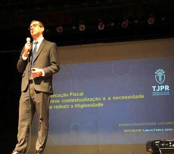 o juiz de Direito Laércio Franco Júnior profere palestra no curso "Desjudicialização de Executivo Fiscal", realizado em Apucarana nesta terça-feira (5 de abril). Foto: TCE-PR/Divulgação