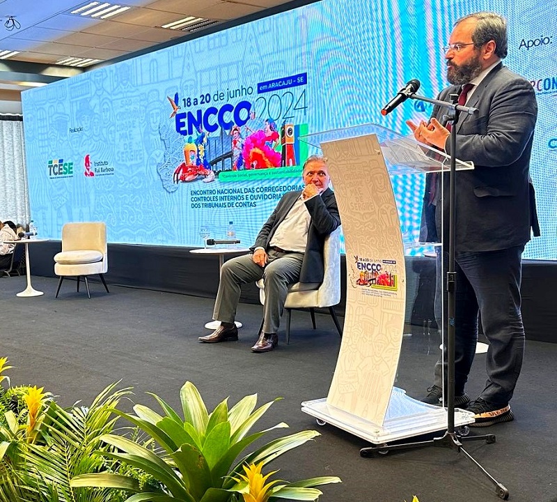 O conselheiro do TCE-PR Ivan Bonilha durante palestra no Encontro Nacional de Corregedorias, Controles Internos e Ouvidorias dos Tribunais de Contas (Encco 2024), realizado em Aracaju. Foto: Marcelo Lancia/TCE-PR