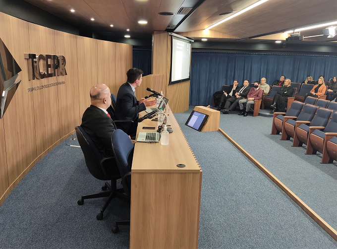 Emmanoel Aschidamini David, no auditório do Tribunal de Contas do Estado do Paraná (TCE-PR), alertou jurisdicionados e servidores sobre os riscos dos golpes aplicados usando as redes sociais. Foto: Edilson Perucelli/TCE-PR