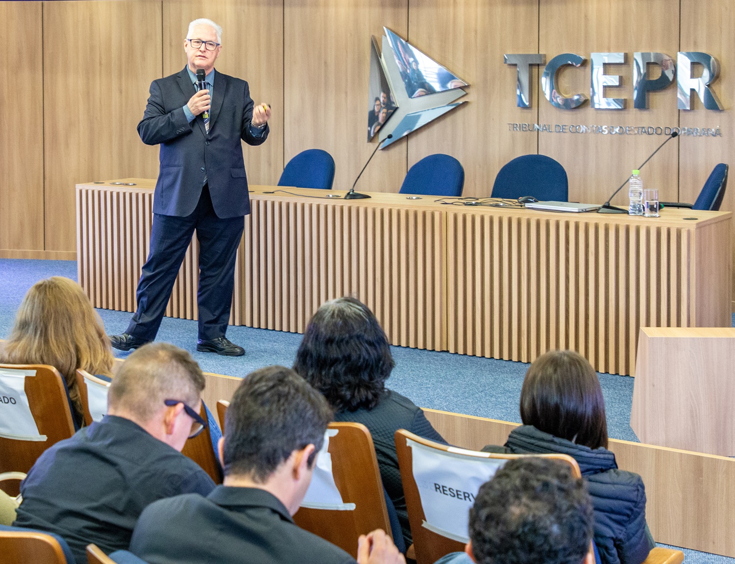 O procurador-geral do Ministério Público de Contas (MPC-PR), Gabriel Guy Léger, profere palestra durante o Fórum de Controle Social de Curitiba, realizado no auditório do Tribunal de Contas do Estado do Paraná (TCE-PR) nesta quinta-feira (21 de agosto). Crédito: Mauro Penteado/TCE-PR