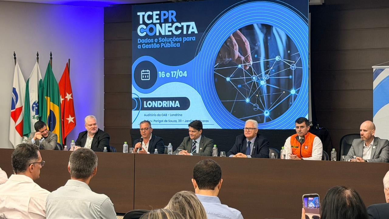 O presidente da Corte, conselheiro Ivens Linhares, na mesa de abertura do evento do ciclo TCE-PR Conecta realizado em Londrina