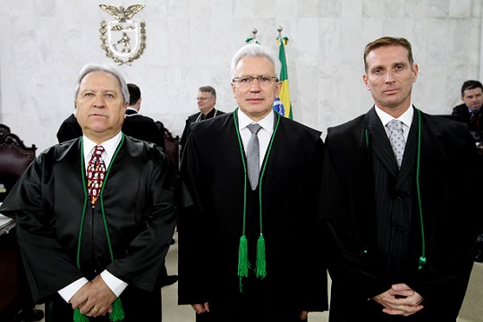 Ao centro, o conselheiro Durval Amaral, presidente eleito do TCE-PR para o biênio 2017-2018; à esquerda o conselheiro Nestor Baptista, vice-presidente; e à direita, o conselheiro Fabio Camargo, corregedor-geral. Foto: Wagner Araújo/Divulgação TCE-PR)