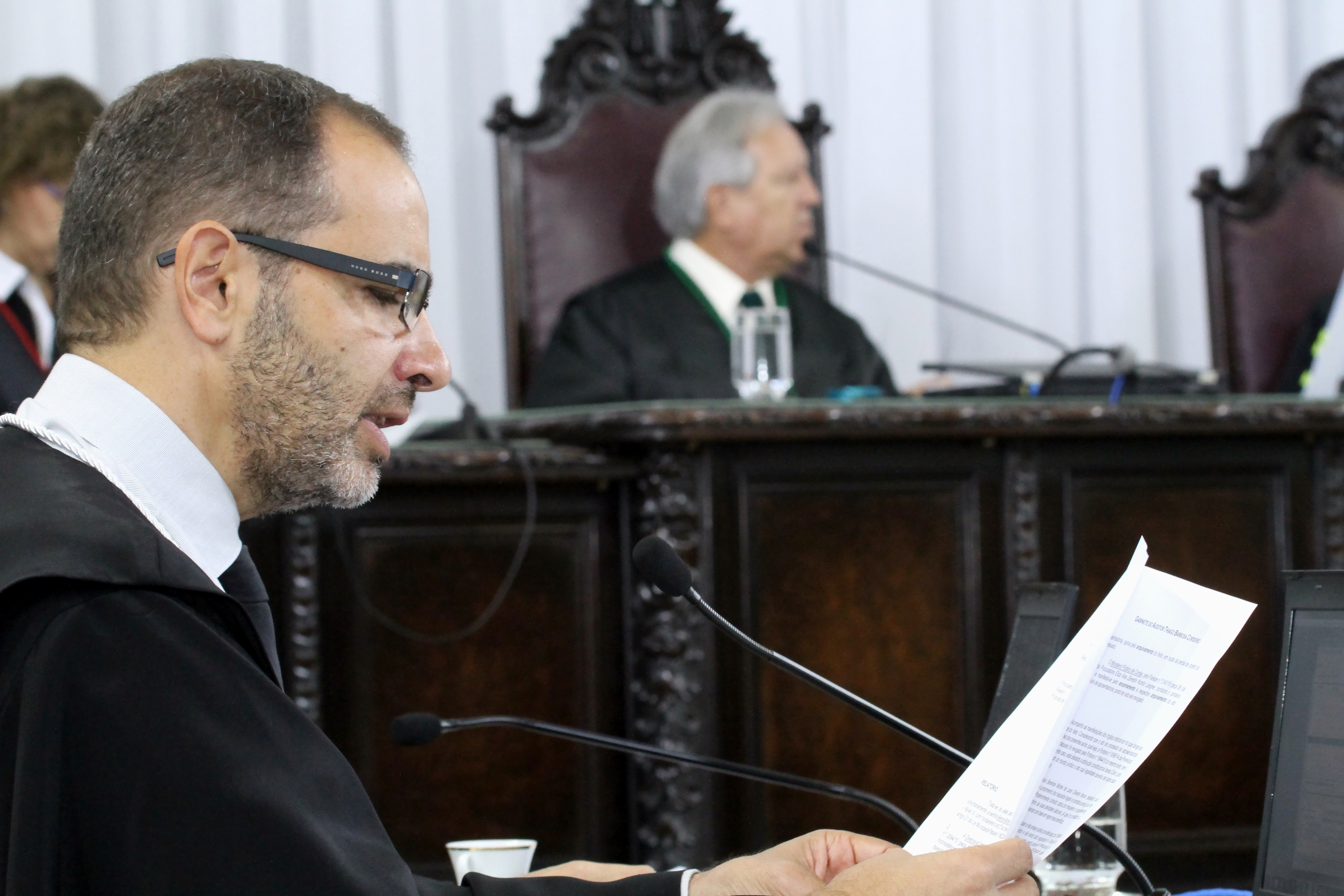 O auditor Thiago Barbosa Cordeiro relata processo em sessão da Segunda Câmara do TCE-PR. Foto: Wagner Araújo/Divulgação TCE-PR