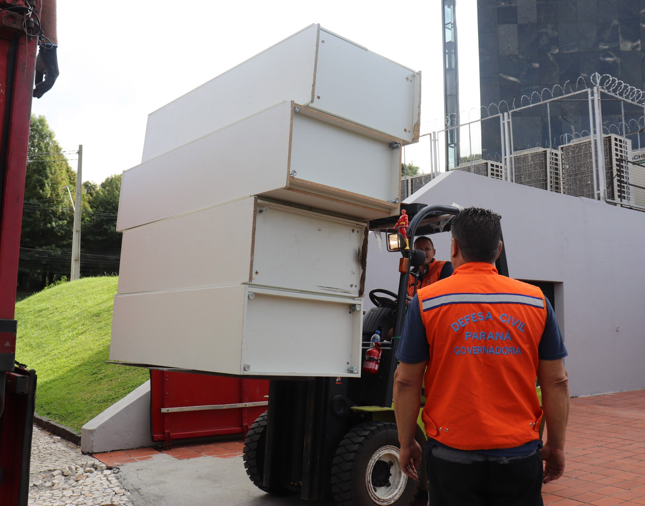 O Tribunal de Contas do Estado (TCE-PR), em parceria com a Defesa Civil paranaense, encaminhou, neste domingo (9 de março), a doação de 1,4 mil materiais de escritório para a Defesa Civil do Rio Grande do Sul, após a enchente histórica que assolou aquele Estado em 2024.