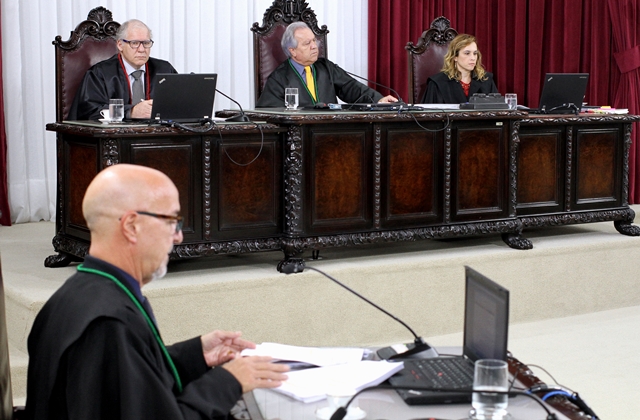 O conselheiro Fernando Guimarães relata processo na sessão da Primeira Câmara do TCE-PR. Foto: Wagner Araújo/Divulgação TCE-PR