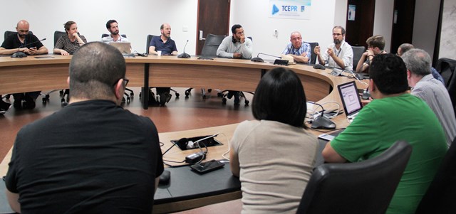 Selecionados no Programa Inovação Cívica participam de reunião com servidores do TCE-PR e membros do Observatório Social do Brasil. Foto: Kathy Pamela Michtal/Divulgação TCE-PR