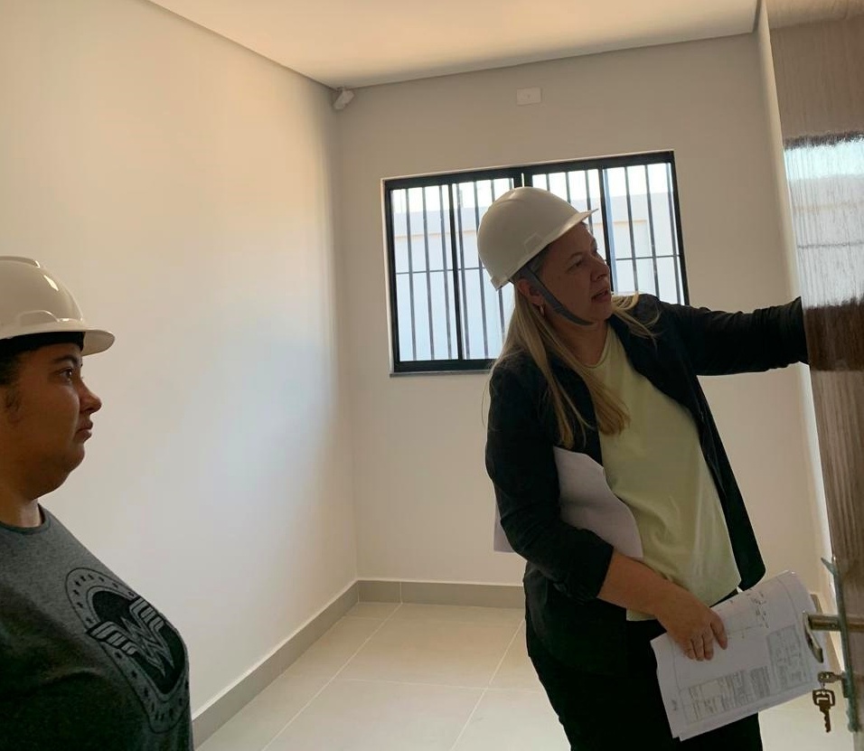 Professora e aluna de Engenharia Civil da UEL fazem vistoria na obra do Centro de Referência em Assistência Social (Cras) da Zona Sul de Londrina. Foto: TCE-PR/Divulgação