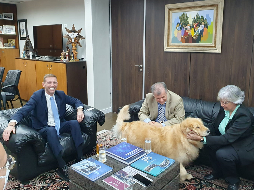 Leise Estevanato, especialista sênior em Gestão Financeira e Horácio Sabóia Vieira, ambos consultores do BID, conversam com o presidente do TCE-PR, conselheiro Fabio Camargo. Foto: DCS/Divulgação