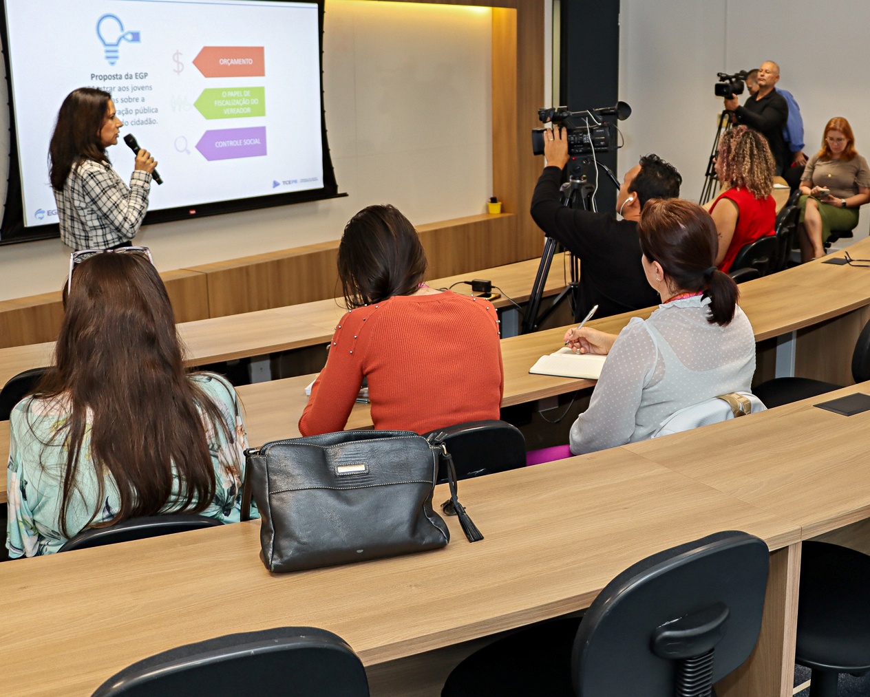 Programa Jovem no Controle: a supervisora de Cursos e Treinamentos da Escola de Gestão Pública do TCE-PR, Simone Cardoso Rufca, na abertura da primeira das sete aulas presenciais para coordenadores da Seed-PR. Foto: Fabiano Contador/TCE-PR