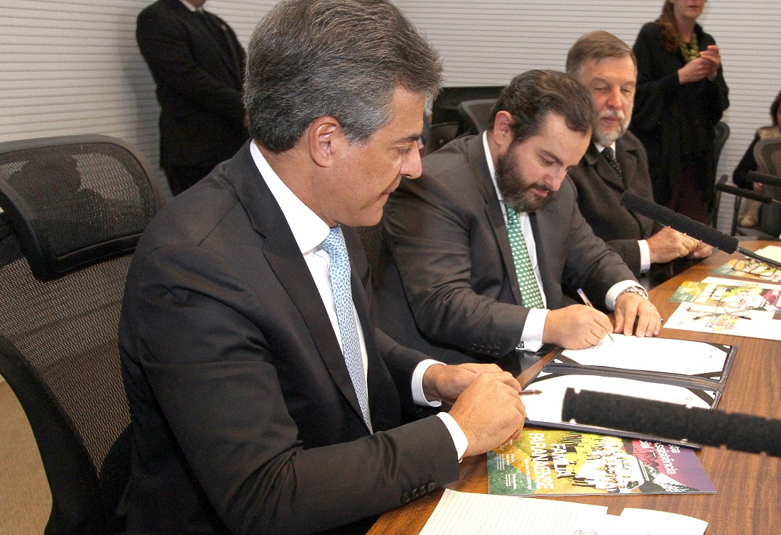 O governador Beto Richa, o presidente do Tribunal de Contas, Ivan Bonilha, e o secretário estadual de Assuntos Estratégicos, Flávio Arns, assinam o termo de adesão do Paraná ao Movimento Nacional ODS - Objetivos de Desenvolvimento Sustentável da ONU (Foto: Wagner Araújo/Divulgação TCE-PR)
