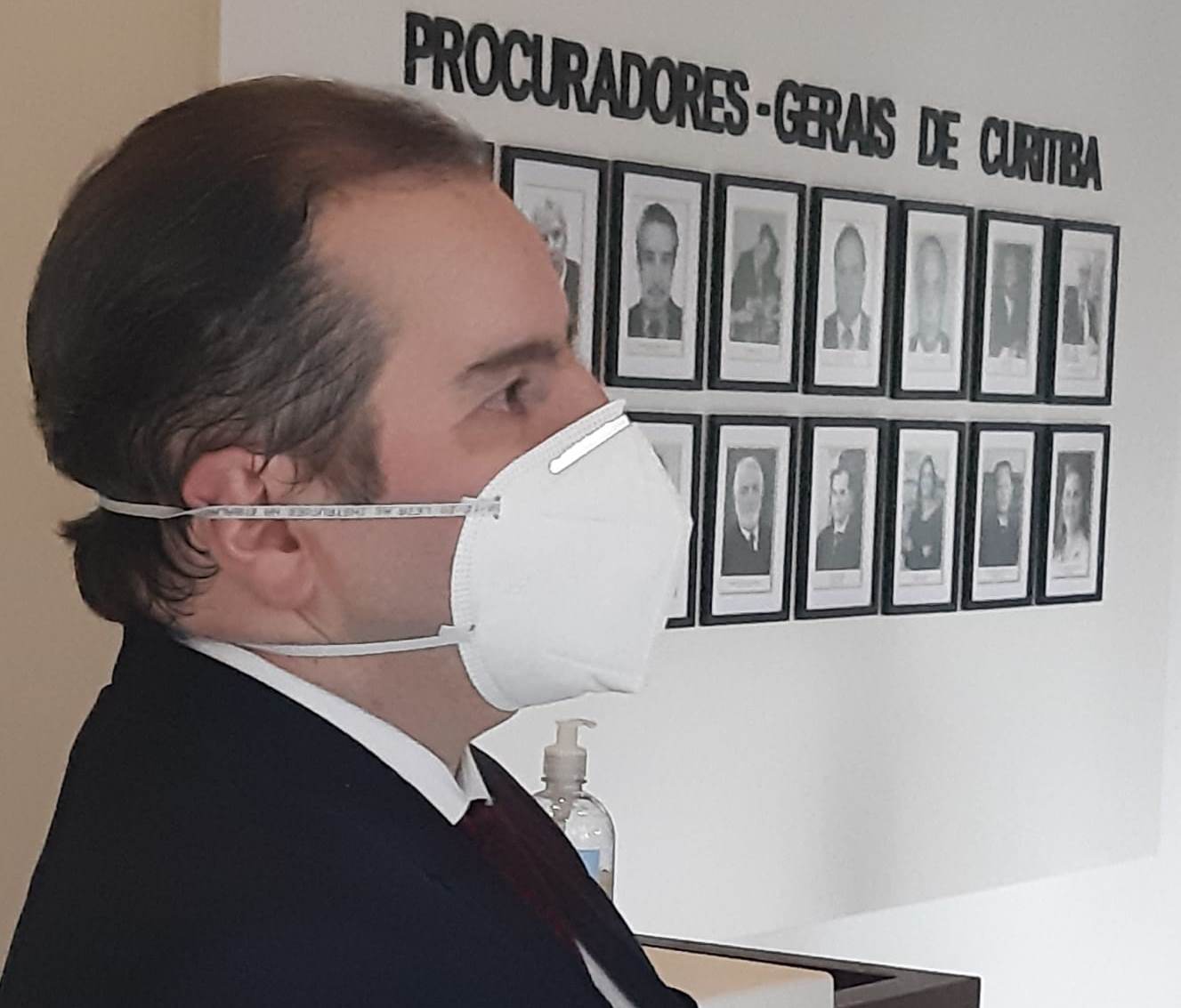 O conselheiro Ivan Bonilha em frente à Galeria dos Ex-Procuradores-Gerais do Município de Curitiba. Ele ocupou o cargo entre 2005 e 2010. Foto: Divulgação/TCE-PR