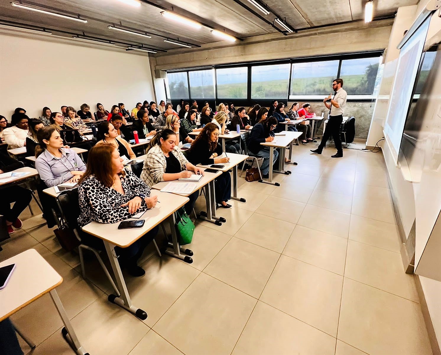 O auditor de controle externo Eduardo Schnorr ministra oficina de políticas públicas na área da saúde, em Cianorte. Foto: Marcelo Lancia/Divulgação TCE-PR