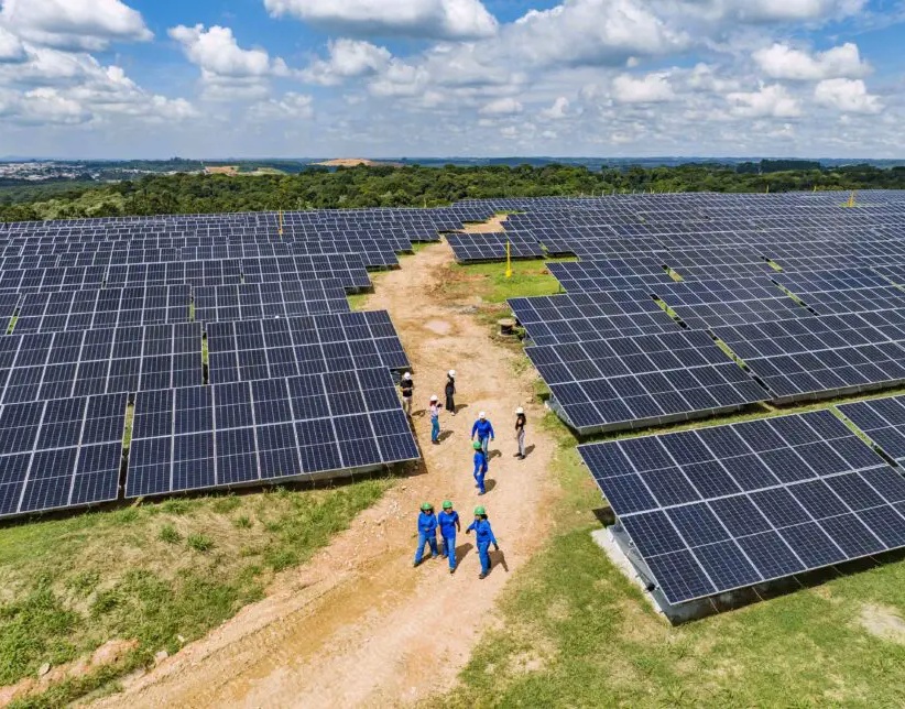 Parque de enegia solar instalado na área do Aterro Sanitária da Caximba, hoje desativado. Foto: Prefeitura de Curitiba/Divulgação