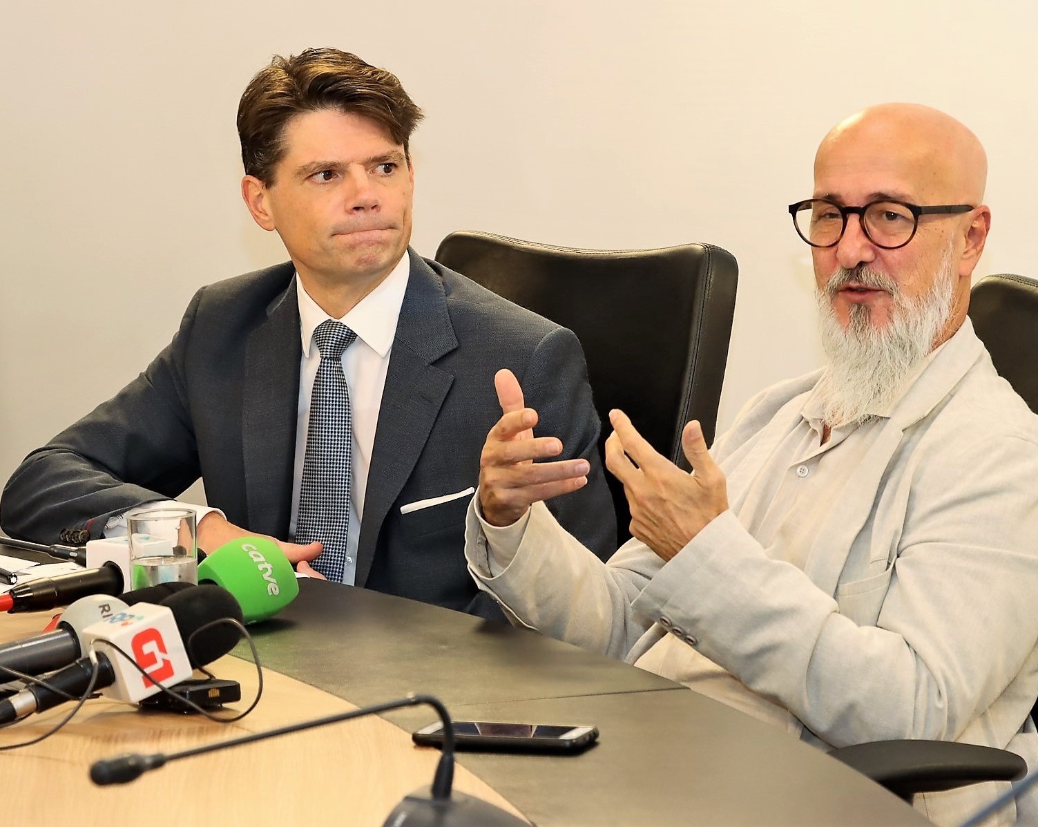 Os conselheiros Fernando Guimarães (à direita) e Ivens Linhares, respectivamente presidente e vice-presidente do TCE-PR, apresentam à imprensa o diagnóstico elaborado pelo Programa de Avaliação de Contas Municipais de Governo (ProGov). Foto: Fabiano Contador/Divulgação TCE-PR
