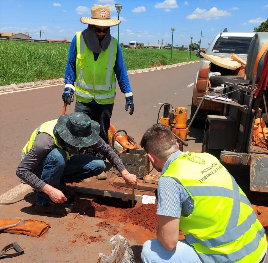 Sob a supervisão de analistas de controle do TCE-PR, funcionários de empresa contratada retiram amostras do asfalto utilizado na duplicação da PR-323, para análise da qualidade do material em laboratório. Foto: TCE-PR/Divulgação