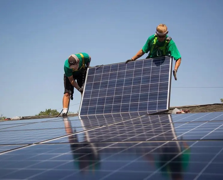 Instalação de placas para captação de energia solar (fotovoltaica). Foto: Divulgação