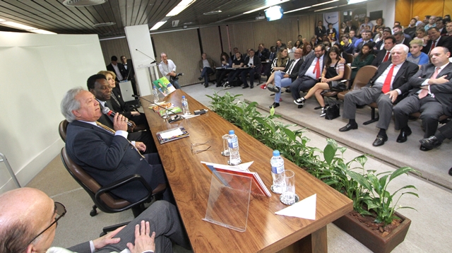 Público lotou o Auditório do TCE-PR para acompanhar a palestra de Pelé. Foto: Wagner Araújo/Divulgação TCE-PR