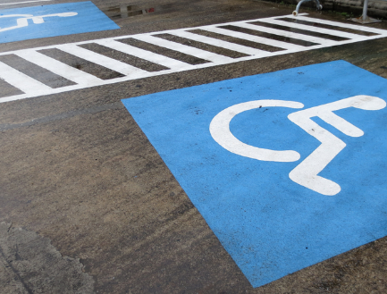 Vagas demarcadas em estacionamento para pessoas que utilizam cadeira de rodas.  Foto: Divulgação